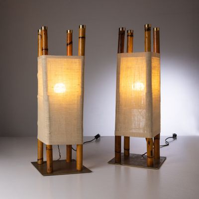 une paire de lampes en bambou avec des abat-jours en lin, posées sur des pieds