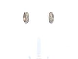 paire de boucles d'oreilles en diamant sur fond blanc