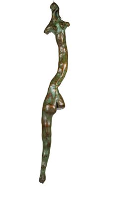 sculpture en bronze représentant une femme tenant un oiseau, sur fond blanc