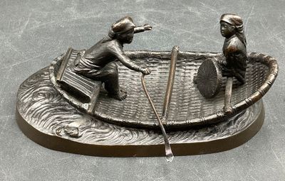deux figurines représentant un homme et une femme dans un bateau