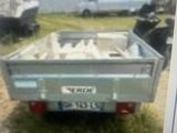 une photo d'un camion garé dans l'herbe