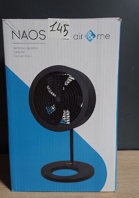 une boîte sur laquelle est posé un ventilateur, posée sur une table