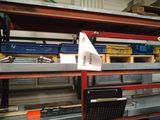 une étagère sur laquelle sont rangés de nombreux outils de toutes sortes