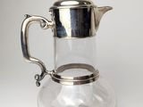 théière en verre plaqué argent avec couvercle en argent, sur fond blanc