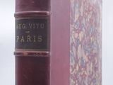 un livre posé sur une table