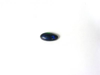 un gros plan d'une pierre bleue et verte sur une surface blanche