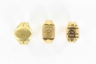 trois types différents de bagues en or sur un fond blanc
