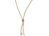 un collier en or et diamants sur fond blanc