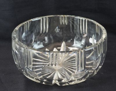 un saladier en verre transparent orné d'un motif en forme d'étoile