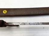 deux vieux outils posés sur une table