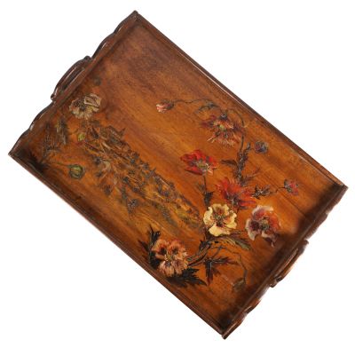 une petite boîte en bois décorée de fleurs peintes