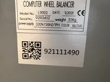 une photo de l'étiquette d'une équilibreuse de roues au dos de la machine