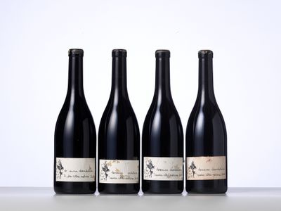 trois bouteilles de vin sont alignées sur une table