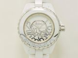 La montre est blanche et possède un cadran blanc.