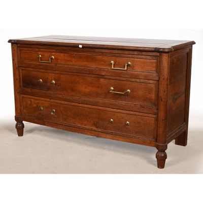 une image d'une commode avec un plateau en marbre