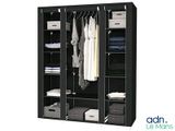 une photo d'une armoire avec des vêtements suspendus dessus
