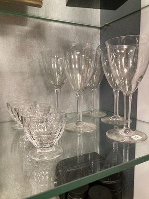 une étagère en verre sur laquelle sont posés des verres à vin