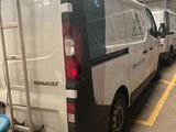 une camionnette blanche garée dans un garage