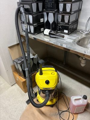 un aspirateur posé sur le sol d'une pièce