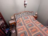 un lit recouvert d'une couette dans une petite pièce
