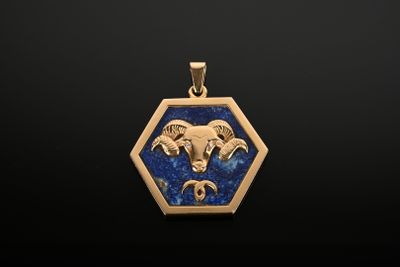Important pendentif monture or jaune 750/1000èmede forme hex…