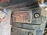 un gros plan d'une moto avec une plaque d'immatriculation