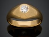 une bague en or jaune avec un diamant serti au centre