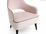un gros plan d'une chaise rose aux pieds noirs sur fond blanc
