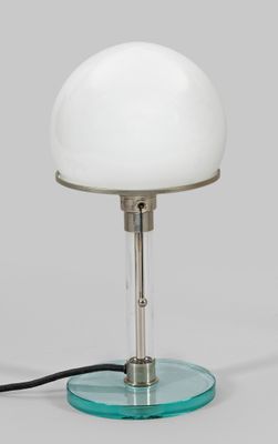 un gros plan d'une lampe de table avec un pied en verre