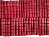une pile de livres rouges empilés les uns sur les autres