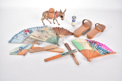 un grand nombre d'objets posés sur une surface blanche