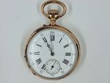 une montre de poche en or avec des chiffres romains