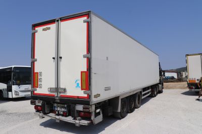 un camion garé à côté d'un bus