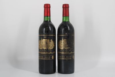 deux bouteilles de vin rouge posées l'une à côté de l'autre sur une surface blanche