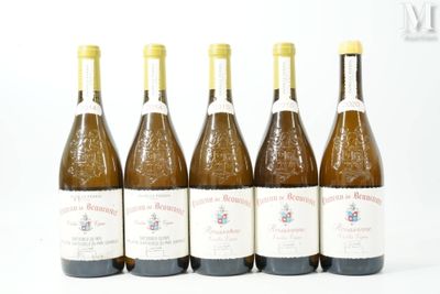 six bouteilles de vin sont alignées sur une surface blanche