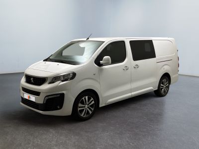 La camionnette blanche est garée dans la pièce vide de l'immeuble.