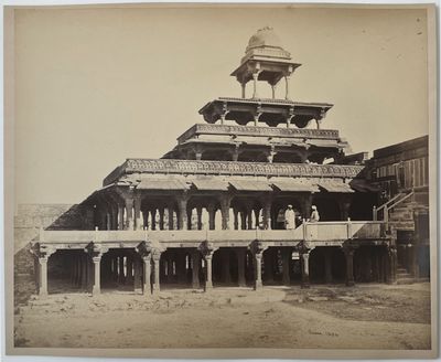 une vieille photo d'un bâtiment surmonté d'une tour horloge