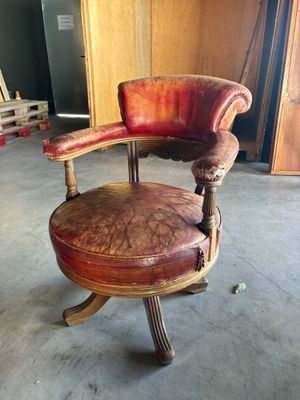 une chaise qui se trouve au milieu d'une pièce