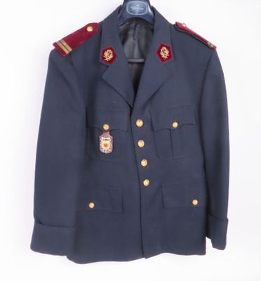 Veste d'interne du Service de santé des armées, avec une puc…