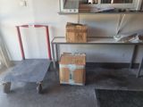 un carton sur lequel est posée une boîte, à côté d'un autre carton sur lequel est posée une boîte