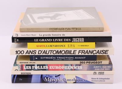 plusieurs livres empilés sur une surface blanche