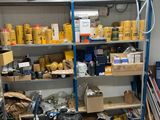 une pièce remplie de nombreuses boîtes et d'outils