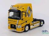 camionnette jaune en plastique posée sur une surface blanche, avec un fond blanc