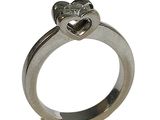 une image d'une bague en diamant sur fond blanc
