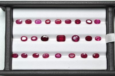 une photo d'une vitrine contenant plusieurs rubis rouges
