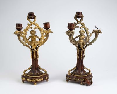 paire de candélabres anciens en bronze et bois, ornés d'oiseaux et de fleurs