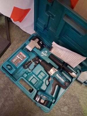une boîte à outils bleue avec des outils sur le sol