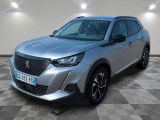 un SUV argenté garé dans une pièce au sol en damier