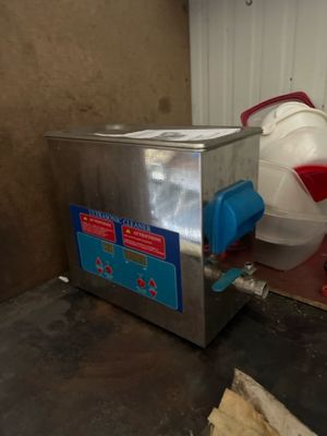 une machine posée par terre à côté d'un seau
