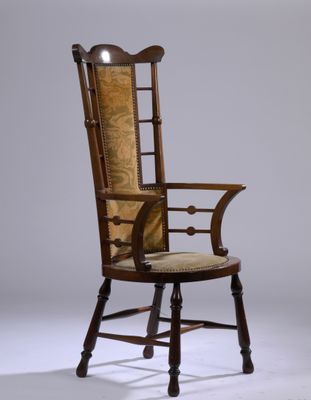 une chaise ancienne en bois, avec une assise et des accoudoirs rembourrés, sur fond blanc